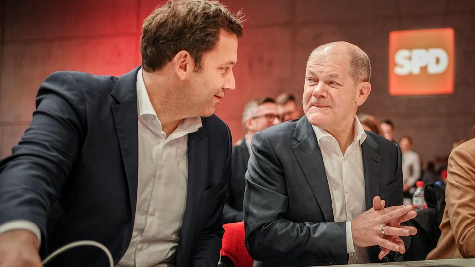 Co-party leader Lars Klingbeil (l.) and Federal Chancellor Olaf Scholz