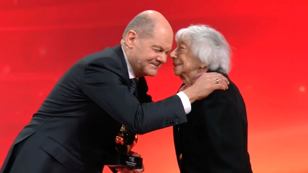 Holocaust survivor Friedländer: The Chancellor presents her with the “Golden Heart”