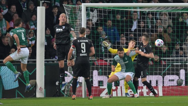 Bundesliga: Paved the way to a home win: Niklas Stark (left) heads the 1-0 win for Werder Bremen from a corner.