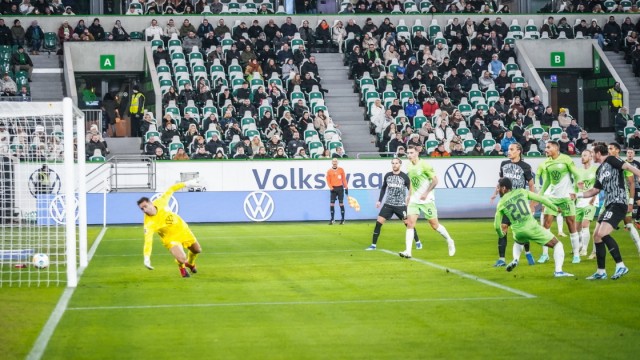 Bundesliga: Game-deciding scene: Michael Gregoritsch's (right) shot gives Freiburg three points in Wolfsburg.