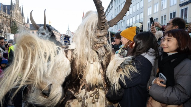 Krampus Run in Munich: Apparently not everyone is frightened by the creepy creatures...