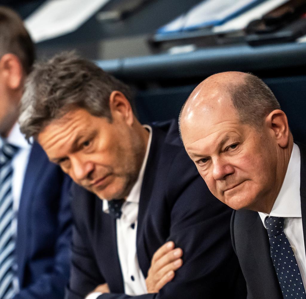 Federal Chancellor Olaf Scholz (SPD, from right), next to Federal Minister of Economics Robert Habeck (Greens) and Federal Minister of Finance Christian Lindner (FDP)