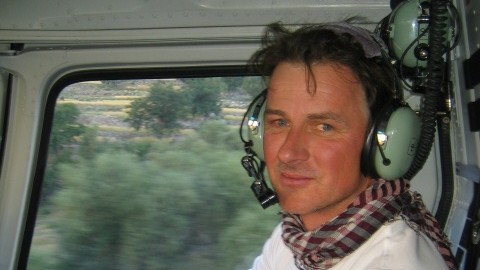 Television: Berndt Welz travels a lot, here in a helicopter in the Karakoram Mountains.