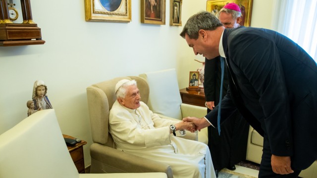 Foreign policy: After taking office in 2018, Markus Söder traveled to Rome and met Pope Emeritus Benedict XVI.  (left) and Pope Francis.