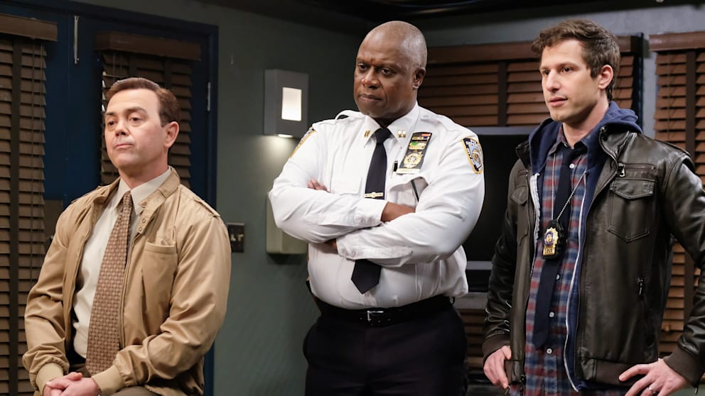 Andre Braugher as Captain Ray Holt (M.) in the comedy series “Brooklyn Nine-Nine”, at his side: Joe Lo Truglio as Charles Boyle (l.) and leading actor Andy Samberg as Jake Peralta