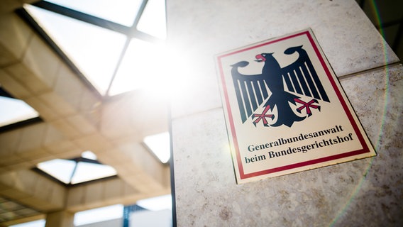 "Federal Prosecutor General at the Federal Court of Justice" is written on a sign at the entrance to the Federal Prosecutor's Office building.  © picture alliance/dpa/Christoph Schmidt Photo: Christoph Schmidt