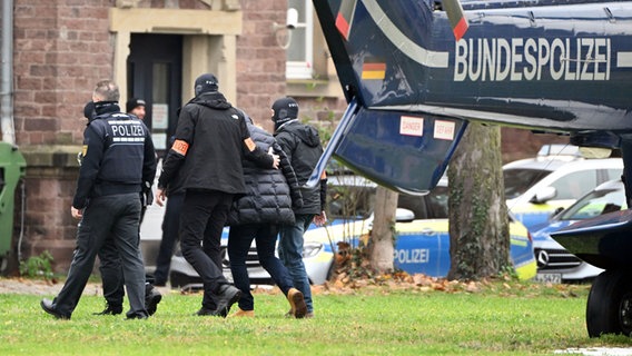 After the raid against "Reich citizen" Police officers bring an arrested person out of a federal police helicopter in Karlsruhe.  © dpa Photo: Uli Deck