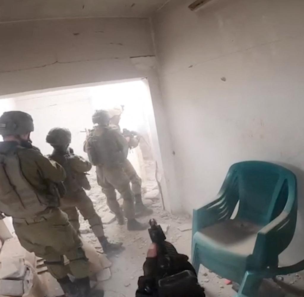 Israelische Soldaten sichern ein Gebäude in Chan Junis im Süden des Gazastreifens