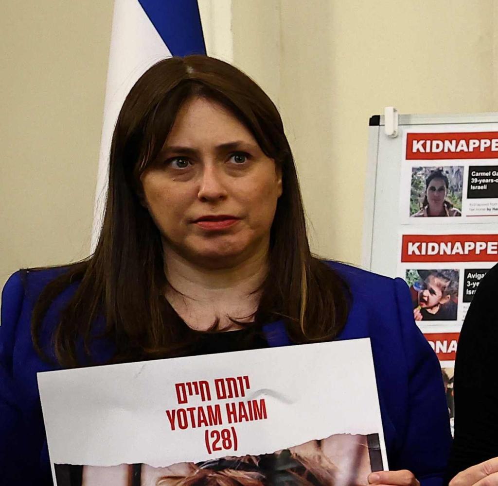 Israels Botschafterin in Großbritannien, Tzipi Hotovely (l.) mit Angehörigen eines von der Hamas am 7. Oktober Entführten