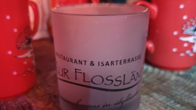 Advent Season: "Hot elixirs" is a bar in the Floßlände on the Isar, as the cup shows.