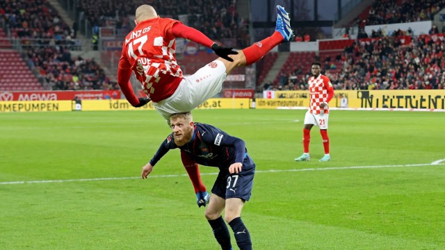 15th matchday of the Bundesliga: Things usually went better for Jan-Niklas Beste (below) than in this scene.  The Heidenheimer opened the newly promoted team's goal again with one of his dangerous free kicks.