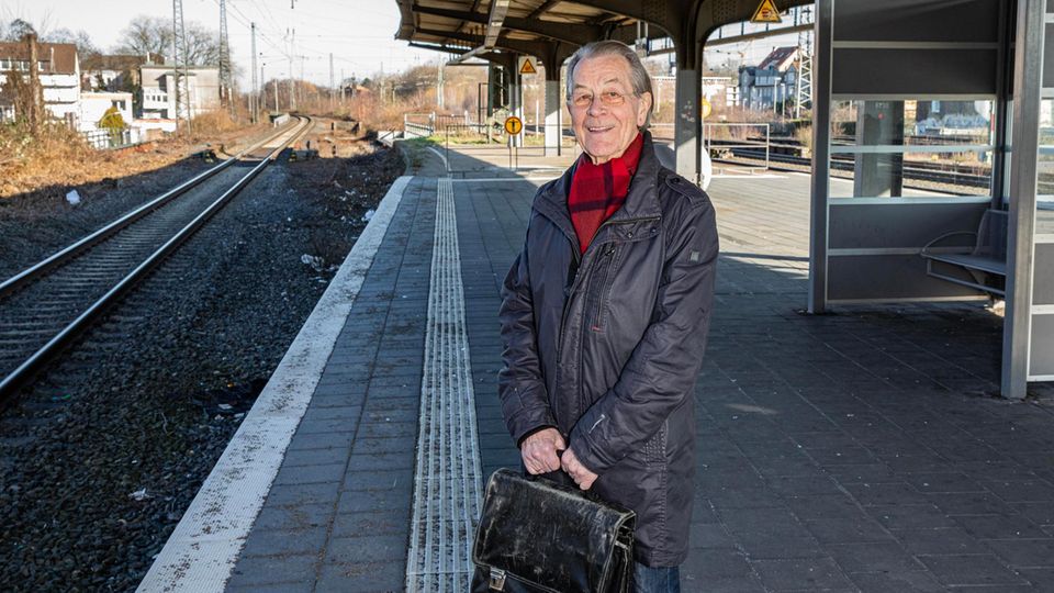 Franz Müntefering, former SPD chairman and vice-chancellor, at the train station in his hometown of Herne in North Rhine-Westphalia