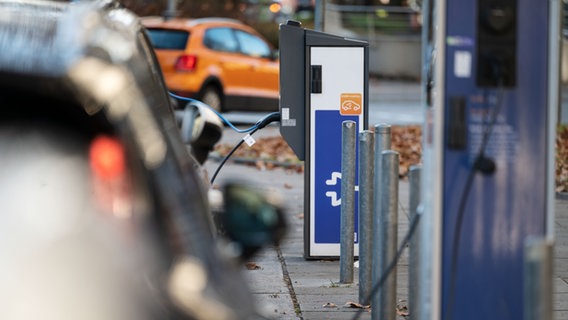 A charging station for electric cars in a public parking lot.  © picture alliance/dpa |  Marijan Murat Photo: Marijan Murat