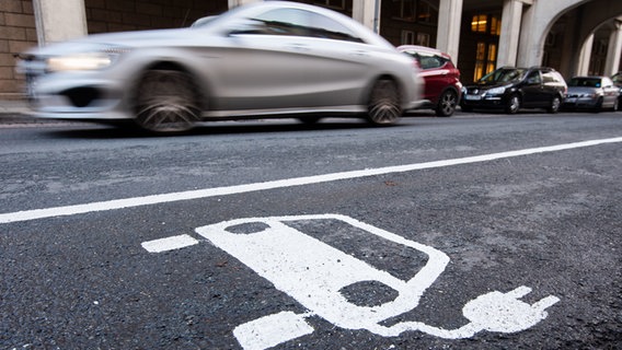 An electric car symbol marks a parking space next to an electric charging station.  © picture alliance/dpa Photo: Julian Stratenschulte/dpa