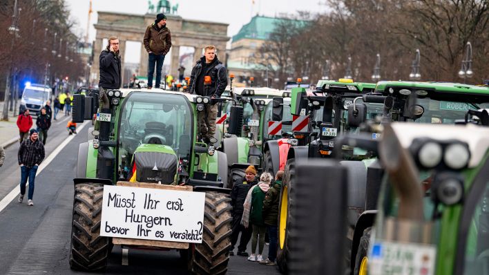 Berlin, December 18, 2023: Demonstration by the German Farmers' Association under the motto “Too much is too much!  It’s over now!”  in front of the Brandenburg Gate.  (Source: dpa/Fabian Sommer)