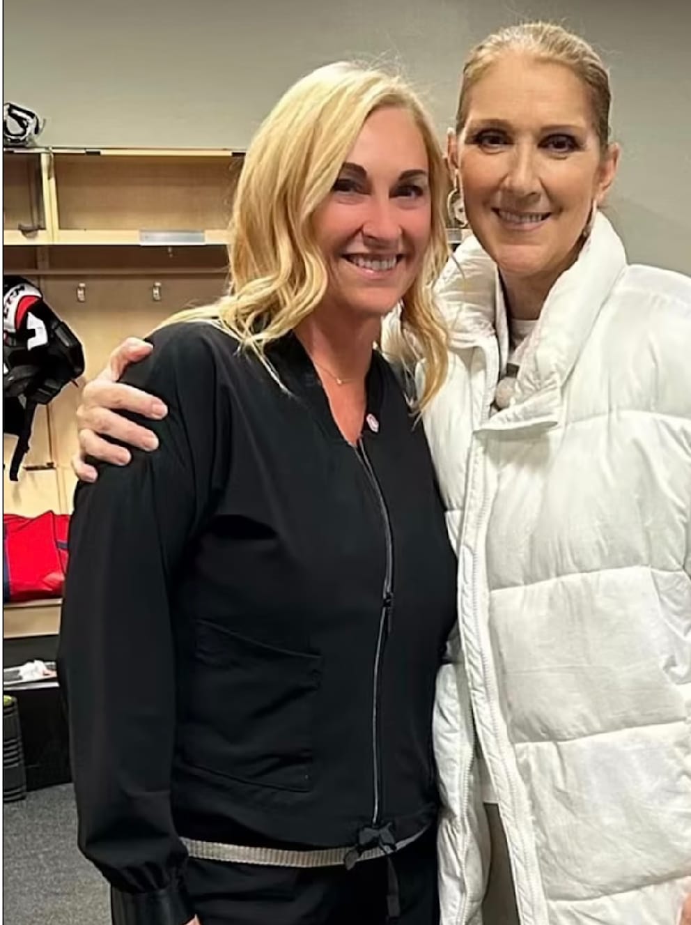 Céline Dion (r.) was in a good mood at an ice hockey game in November