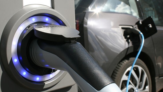 Electric car at the charging station.  © fotolia Photo: estations
