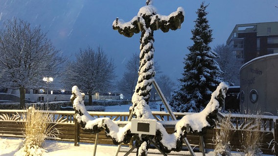 A snow-covered anchor in Oldenburg © NDR Photo: Jutta Przygoda