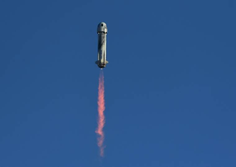 A Blue Origin New Shepard rocket takes off from the Van Horn launch site on March 31, 2022 in Texas (AFP / Patrick T. FALLON)