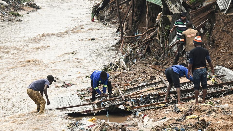 Aufräumarbeiten in Malawi: Männer versuchen die Überreste, die der Zyklon "Freddy" hinterlassen hat, zu retten