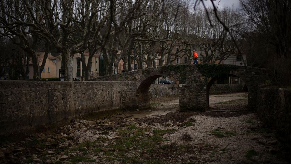 Ausgetrocknetes Flussbett in Frankreich