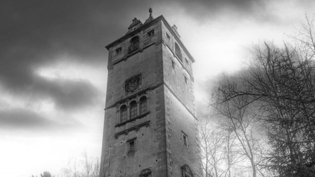 Mysterious places: Only the tower remains after a fire in the New Steinach Castle in Lower Bavaria.