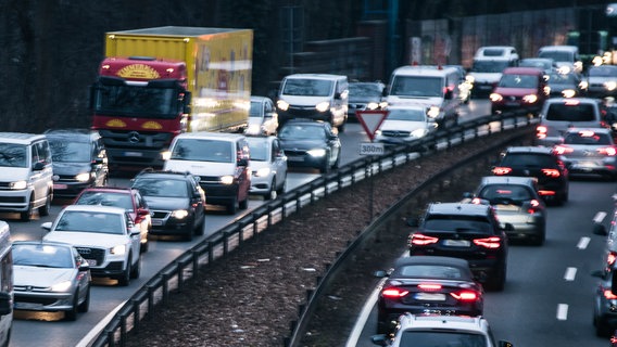 Numerous vehicles are driving on a highway.  © NDR Photo: Julius Matuschik