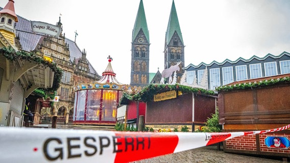 Der Bremer Weihnachtsmarkt ist wegen des Sturmtiefs "Zoltan" geschlossen. © dpa Foto: Sina Schuldt