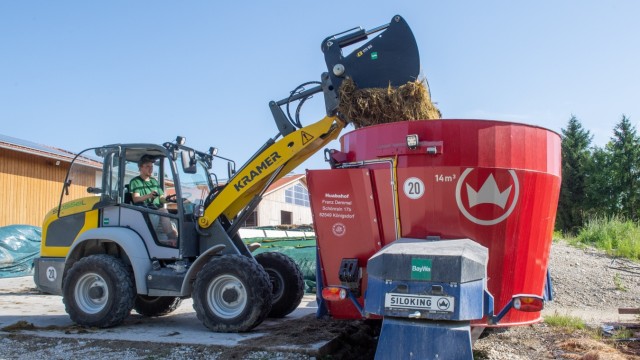 Agriculture in the face of climate change: wheel loaders and feed mixers on the Huabahof run on electricity, while larger vehicles still run on diesel.