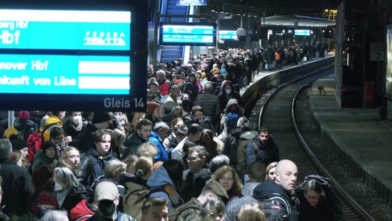 Train passengers wait at Hamburg Central Station.  © Screenshot 