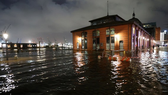 The fish market in Hamburg St. Pauli is under water.  © Bodo Marks/dpa Photo: Bodo Marks