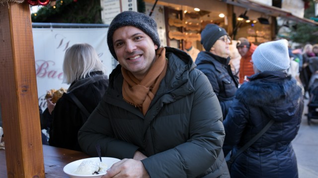 Visitor to Munich: Aram Avetyan from Armenia enjoys a yeast dumpling.