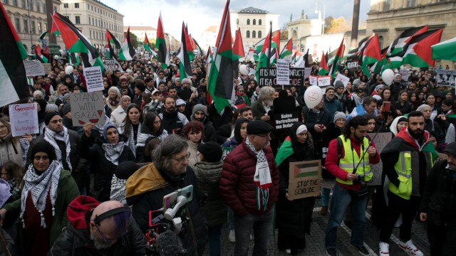 Das war 2023: Immer wieder kommen Tausende Menschen zu propalästinensischen Demos. Gegen einzelne Unterstützer ermitteln Polizei und Staatsanwaltschaft wegen des Vorwurfs der Israel-Hetze.