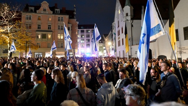 Das war 2023: Münchnerinnen und Münchner gedenken der ermordeten Israelis - hier am 12. Oktober auf dem St.-Jakobs-Platz.