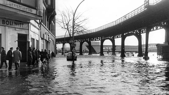The flooded street on the Vorstellen in Hamburg after the storm surge on February 16, 1962.  © picture alliance/dpa 