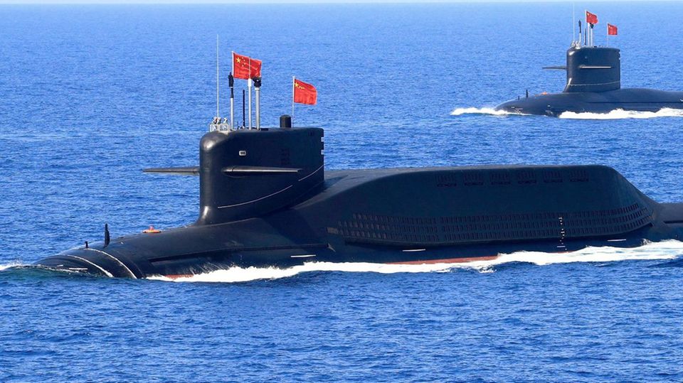 Type 096 is intended to complement the older Type 094 (photo).