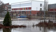 Der Personalparkplatz des St.Marienhospital in Vechta ist überschwemmt. © Nord-West-Media TV 