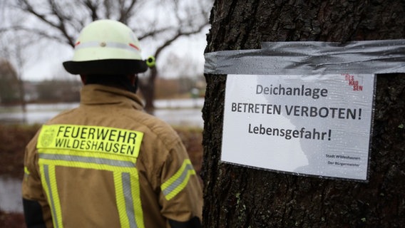 Auf einem Schild steht: "Deichanlage: Betreten verboten! Lebensgefahr!" © Kreisfeuerwehr Oldenburg 