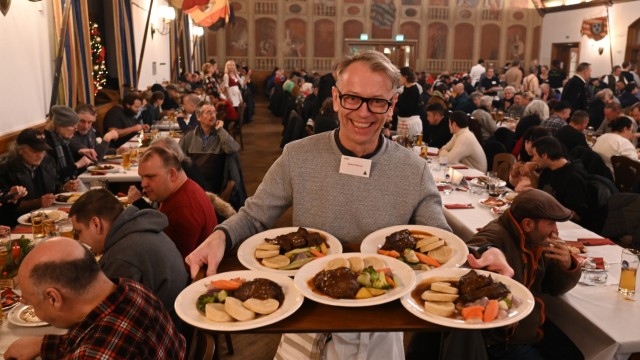 Christmas dinner for those in need: The festive meal this evening: beef cheeks with napkin dumplings and market vegetables.  Volunteers bring it to the tables in the Hofbräuhaus.
