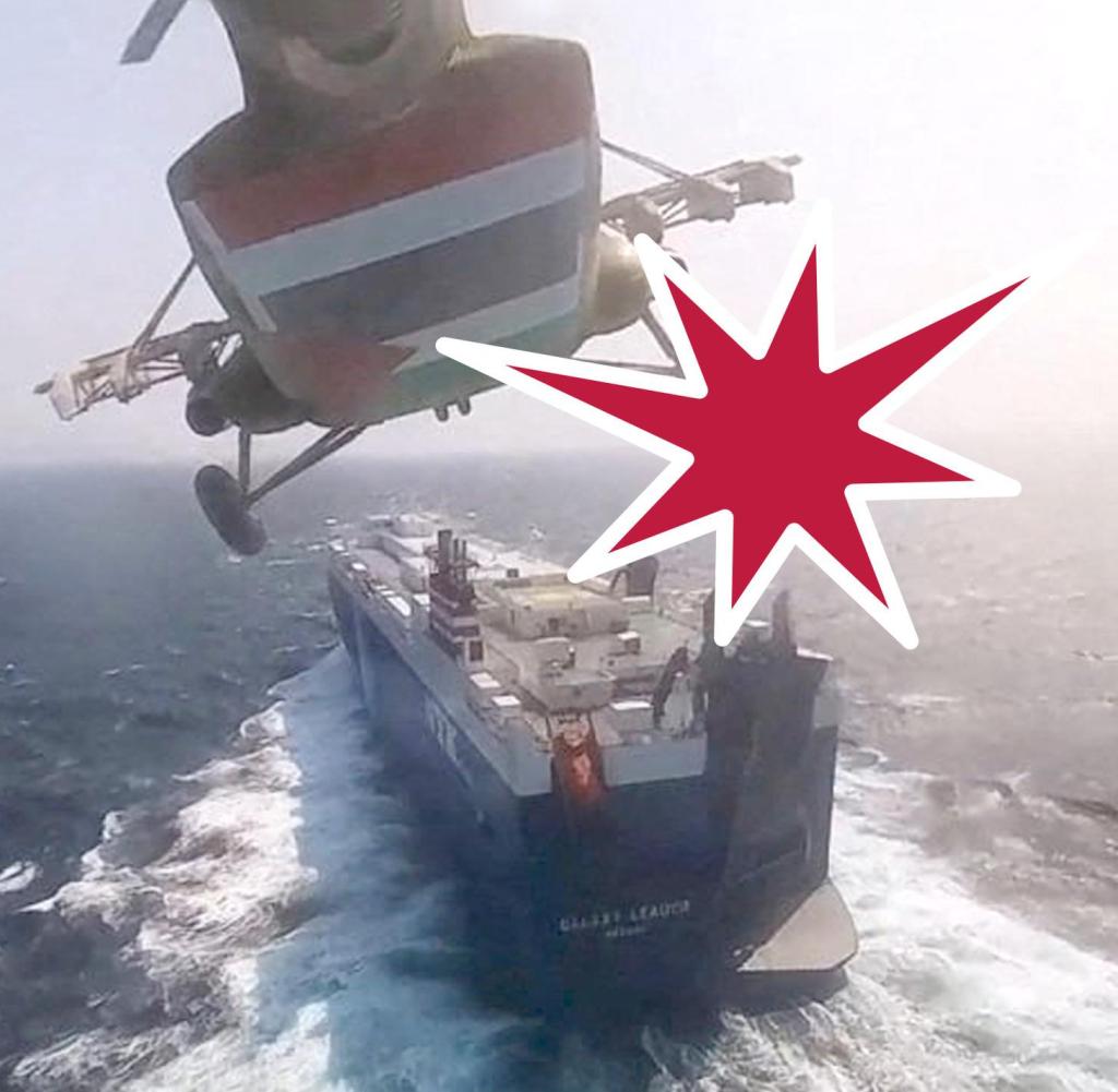 Ein Hubschrauber der Huthis nähert sich einem Frachter im Roten Meer, die Angriffe erfolgen mit Raketen