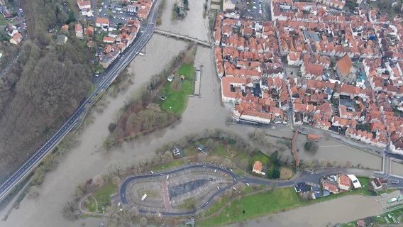 Eine Luftaufnahme zeigt Überschwemmungen bei Hann. Münden. © NDR/Thomas Meder Foto: Thomas Meder
