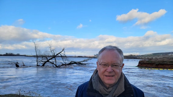 Stephan Weil (SPD) steht vor einem Überschwemmungsgebiet. © NDR Foto: Kevin Poveska