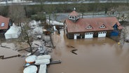 Eine Drohnenaufnahme zeigt eine überschwemmte DLRG-Unterkunft am Kiessee in Northeim. © Feuerwehr Fredelsloh 