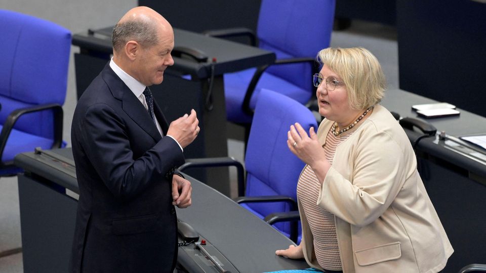 Katja Mast im Bundestag mit Kanzler Olaf Scholz