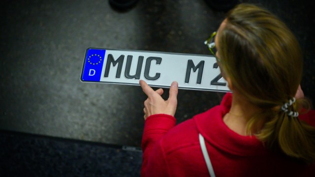 Das war 2023: Anfang Dezember wurden in der Kfz-Zulassungsstelle die ersten MUC-Autokennzeichen vergeben.