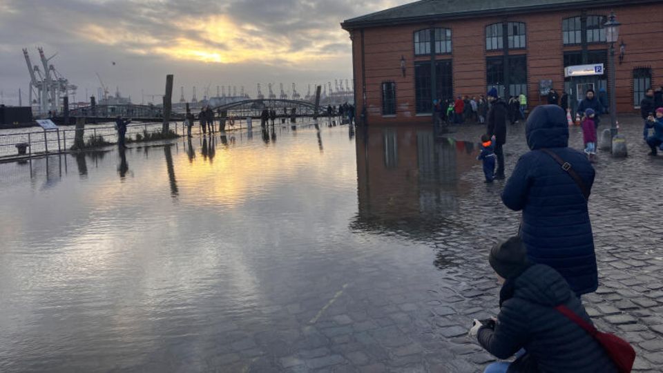 Almost everyday life for Hamburg residents, a highlight for tourists: several times a year, the floodwaters of the Elbe flood the St. Pauli fish market.  Damage is extremely rare here.
