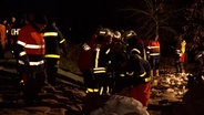Feuerwehr und THW sichern mit Sandsäcken in Lilienthal (Landkreis Osterholz) © NonstopNews 