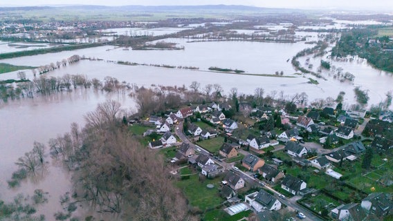 Ein Luftbild zeigt schwere Überschwemmungen im Bereich Sarstedt im Landkreis Hildesheim. © dpa/Stratenschulte Foto: Julian Stratenschulte