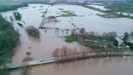 Sarstedt: Hochwasser umfließt die Ortschaft Ruthe im Landkreis Hildesheim. © dpa Foto: Julian Stratenschulte