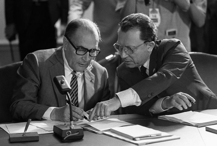 François Mitterrand and Jacques Delors during a G7 summit, May 29, 1983, in Williamsburg, Virginia.  (GEORGES BENDRIHEM / AFP)